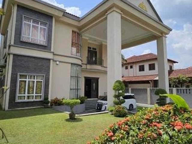 Exclusive bungalow, quality finishes, golf course view, gated & guarded community, view to appreciate