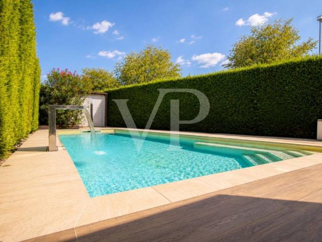 Exclusive end of row villa with a pool just outside Vicenza