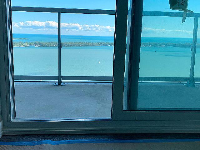 Exclusive Pier 27 Full Lake View Parking