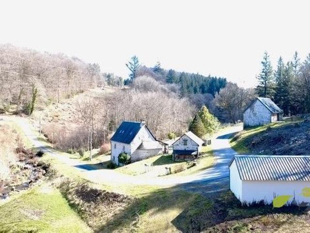 This secluded property with no neighbours has superb potenti. 173m² Saint Hilaire les Courbes