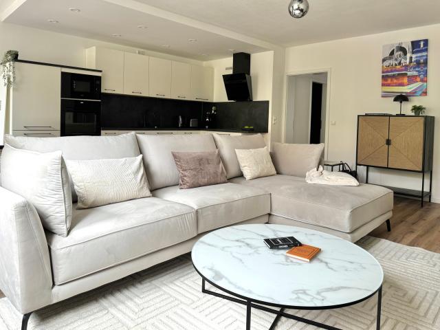 Exclusive, very central, completely refurbished and furnished, light flooded 3 room flat with air conditioning