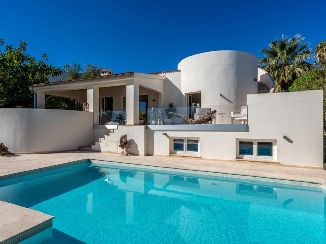 Exclusive villa in a prestigious residential area with spectacular sea views