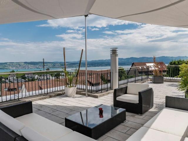 Exclusive Villa with Lake View and Self contained Apartment Luxurious Living in a Prime Location