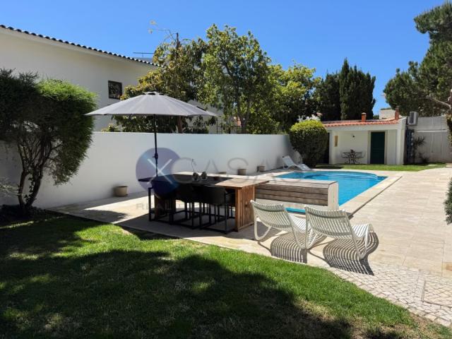 EXCLUSiVE XCASAS. single family residential building, with a T6 layout, comprising ground floor and first floor, intended for housing purposes, set on a private plot of land with outdoor areas. The property features generous and well distributed interior spaces, private outdoor areas including a swimming pool, a covered carport, and open balconies, benefiting from good sun