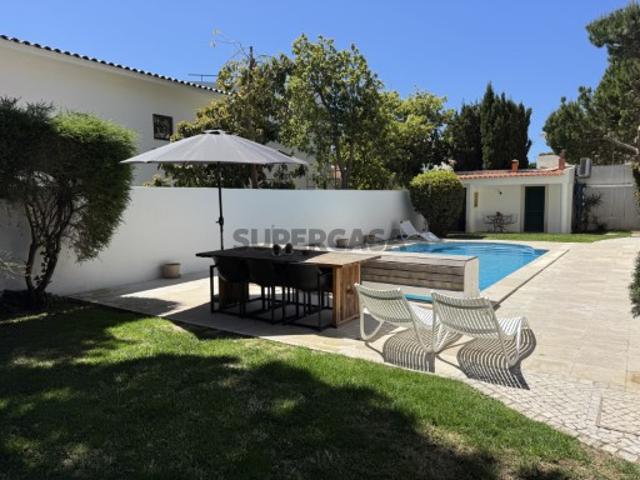 EXCLUSiVE XCASAS. single family residential building, with a T6 layout, comprising ground floor and first floor, intended for housing purposes, set on a private plot of land with outdoor areas. The property features generous and well distributed interior spaces, private outdoor areas including a swimming pool, a covered carport, and open balconies, benefiting from good sun