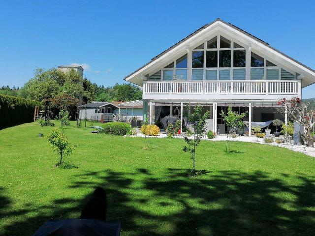Exclusives Ein bis Zweifamlienhaus mit großer Einliegerwohnung und gepflegten Garten