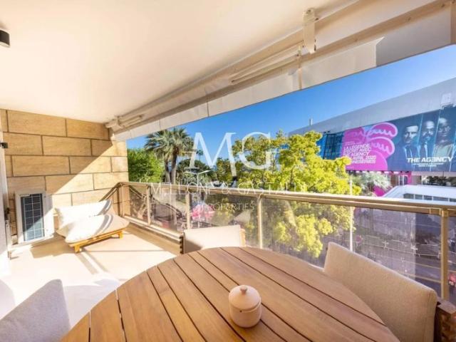 Exclusivité 3 pièces avec terrasse, entièrement rénové, sur la Croisette face au Palais des Festivals