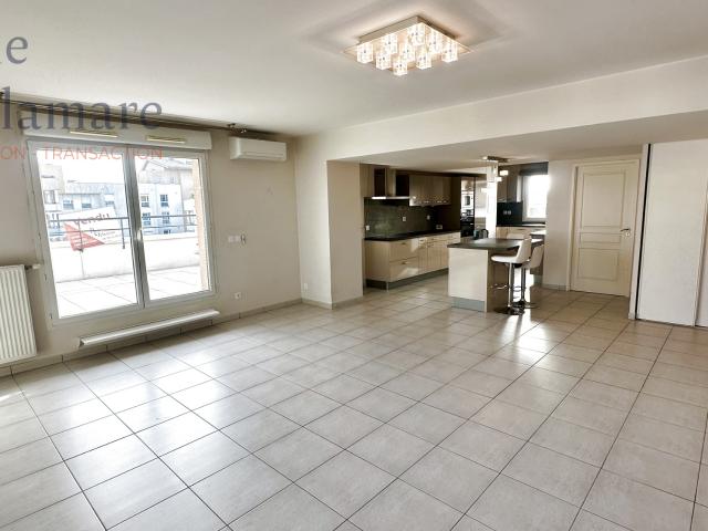 Exclusivité T3 87 m2 en dernier étage avec terrasse Décines Centre