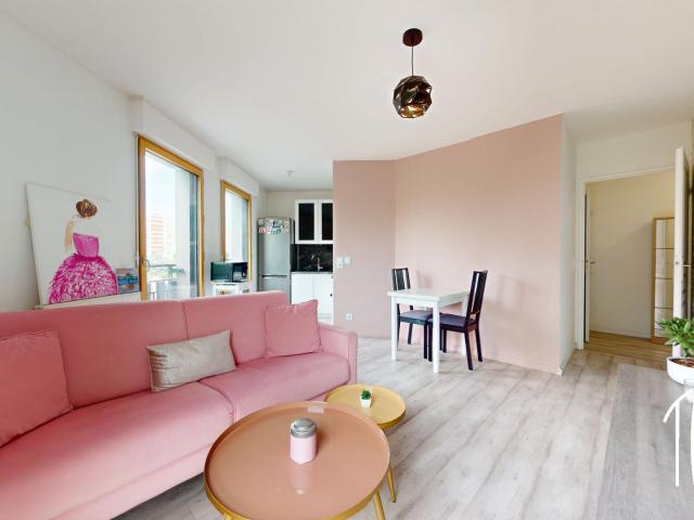 EN EXCLUSIVITE THIAIS 2 PIECES 42M2 PARKING PROCHE COMMERCES ET TRANSPORTS