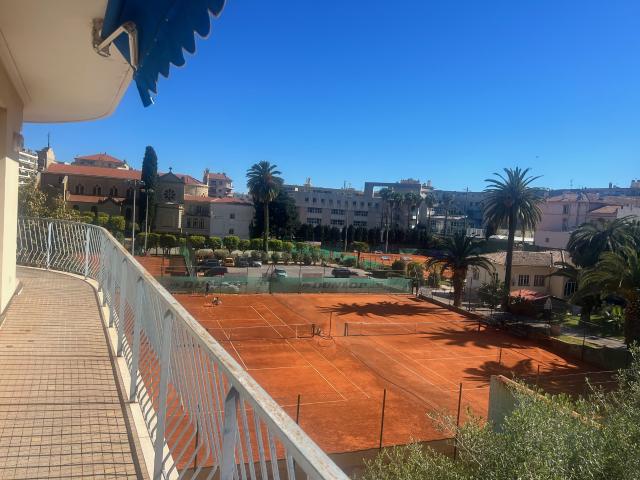 EXCLUSIVITE Bel emplacement pour ce T3 de 77m2 avec vue dégagée sur Tennis Club de Menton Balcon Possibilité