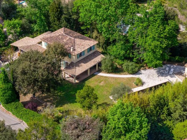 EXCLUSIVITÉ – VALBONNE – VILLA FAMILIALE – ENVIRONNEMENT CALME – PROCHE ÉCOLES INTERNATIONALES & SOPHIA ANTIPOLIS