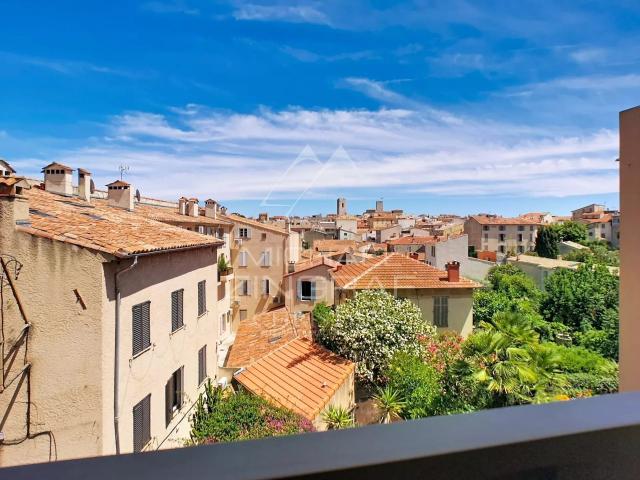 Exclusivité – Vieil Antibes entre le port vauban et les remp. 64m² Antibes