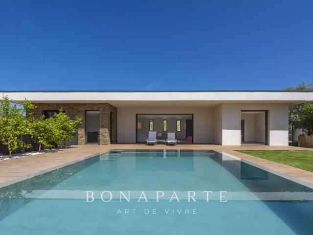 Exclusivite: villa contemporaine de 330m² 245m² Fréjus