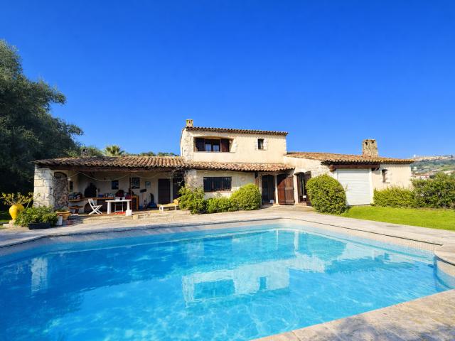 EXCLUSIVITÉ Villa en pierre de style provençal de charme à rénover