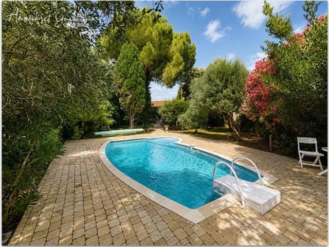 Exclusivité Villa familiale 171.77 m² habitable environ 6 pièces avec piscine, jardin paysager, garage et carport – Roujan 34320