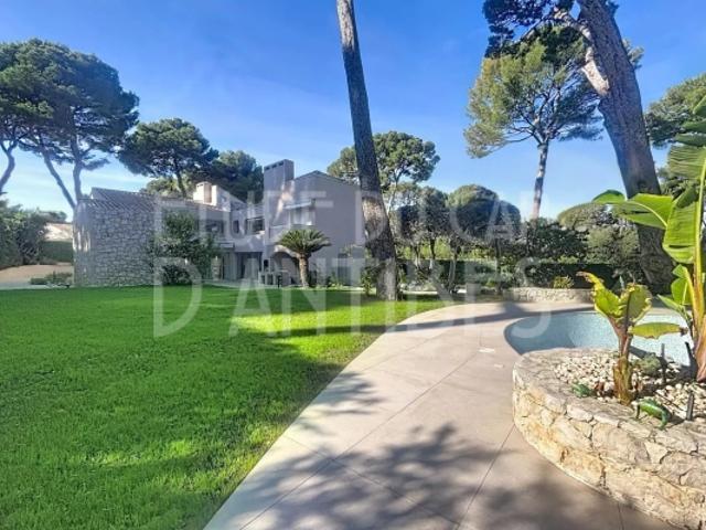 EXCLUSIVITE Villa Post moderniste sur le versant Est du Cap d'Antibes