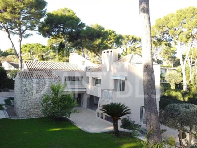 EXCLUSIVITE Villa Post moderniste sur le versant Est du Cap d'Antibes