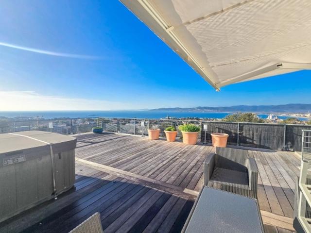 EXCLUSIVITE VILLA SUR LE TOIT DE 5 PIECES VUE MER PANORAMIQUE A PIEDS DU CENTRE VILLE DE SAINT RAPHAEL