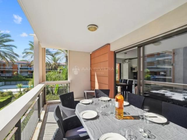 EXCLUSIVITE VILLENEUVE LOUBET A pieds des plages, 3 pièces d'angle avec terrasse dans belle résidence. 2 garages. Piscine