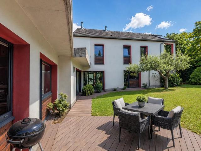 EXCLUSIVITÉ / Viroflay RIVE GAUCHE Maison de plain pied à vendre 182 m² 5 chambres 1 studio Terrain de 447 m² Jardin arboré Garage