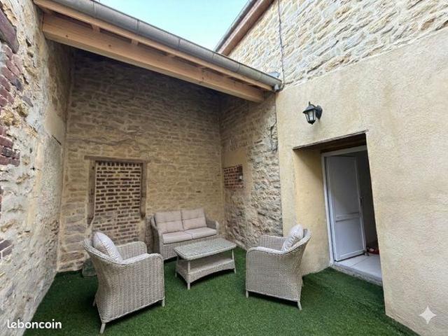 EXCLUSIVITE WARCQ, maison de pierre semi individuelle, cour intérieur terrasse de 33 m²