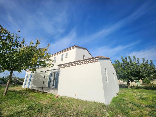 EXCLUSIVITE A MORIÈRES LÈS AVIGNON Maison 5 pièces à louer avec garage, jardin de 700 m², climatisation DPE B