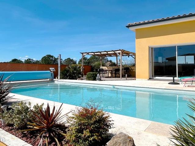 EXCLUSIVITÉ à Cruscades, 6 km de Lézignan Corbières et 18 km de Narbonne, libre sur 4 faces, villa récente T5/6 d'environ 120 m² de plain pied avec