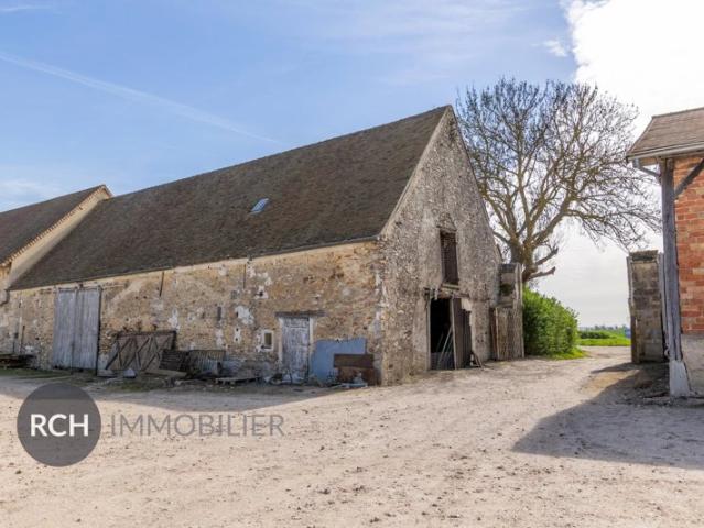 Exclusivité A Garancières Grange à rénover sur un joli jardin avec vue dégagée