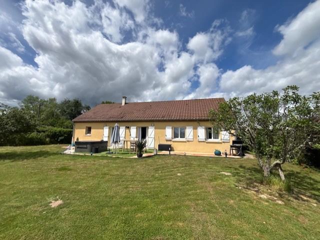 EXCLUSIVITE à Igornay, pavillon de plain pied rénové de 3 chambres, garage et jardin clos