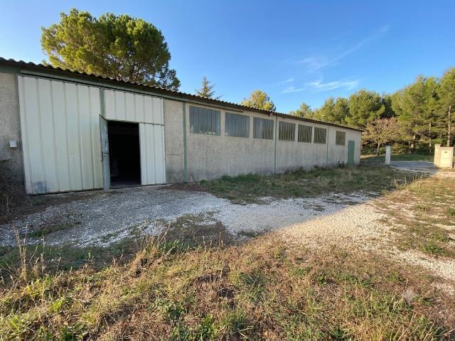 EXCLUSIVITE A LOUER A MORIERES LES AVIGNON HANGAR ARTISANAL A LOUER AVEC BUREAUX ET SANITAIRES 240 M2 DE SURFACE DE TERRAIN DE 500 M2
