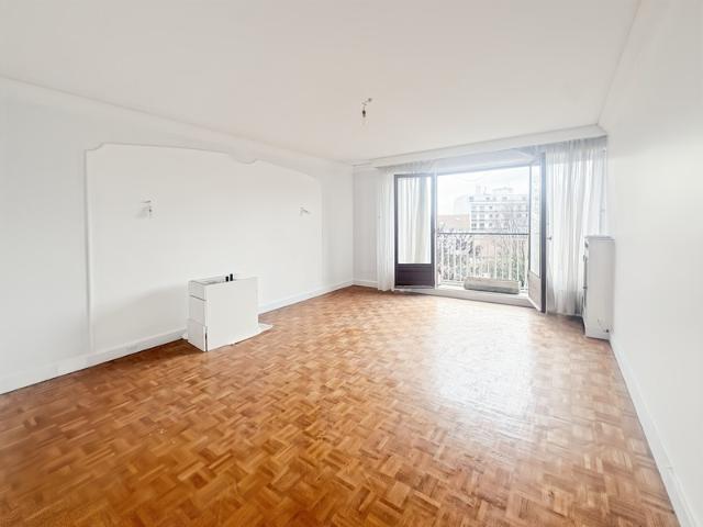 Exclusivité A vendre Appartement très lumineux Balcon filant 5 m2 4 pièces 3 chambres Cuisine indépendante Salle de bains Cave et Parking À proximité des Commerces, Écoles et du RER