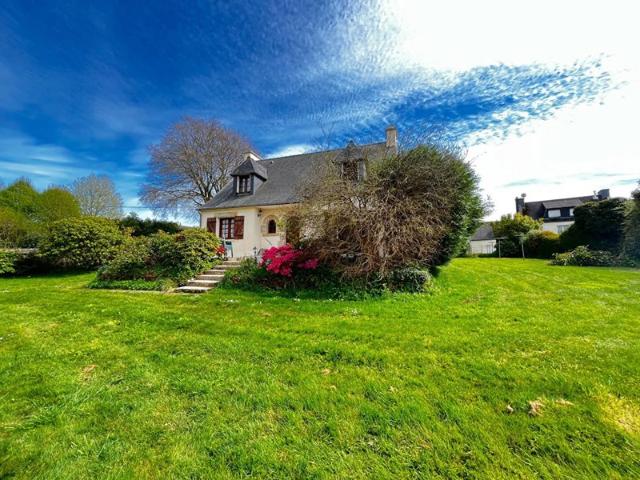 EXCLUSIVITÉ AGENCE DU QUAI Maison familiale à Melgven T6 de 118 m² avec plus de 1800 m² de jardin