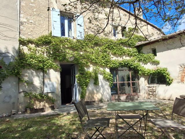 EXCLUSIVITÉ Ancien Mas en 'L' à vendre sur les hauteurs de La Garde Adhémar, piscine