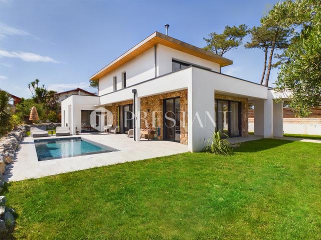Anglet Au calme d'une allée, maison contemporaine sur joli jardin paysagé avec piscine