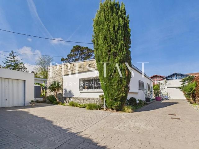 EXCLUSIVITE Anglet proche Biarritz Villa contemporaine au calme sur terrain arboré avec piscine