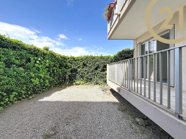EXCLUSIVITE Appartement 2 pièces de 40 m2 avec jardin de 61 m2, cave et parking privatif