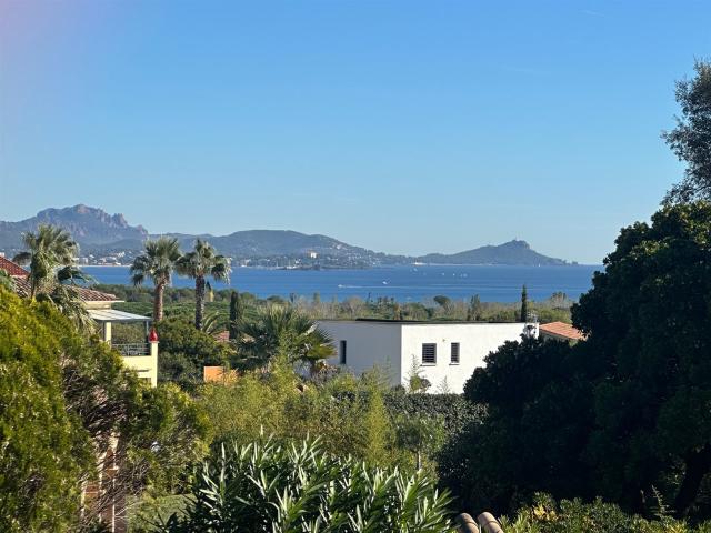 Exclusivité, Appartement 2 pièces rénové et meublé avec terr. 31m² Fréjus