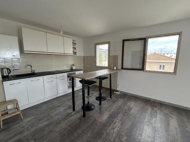 EXCLUSIVITÉ: APPARTEMENT T2 VUE MER + CAVE + PARKING BASTIA SUD