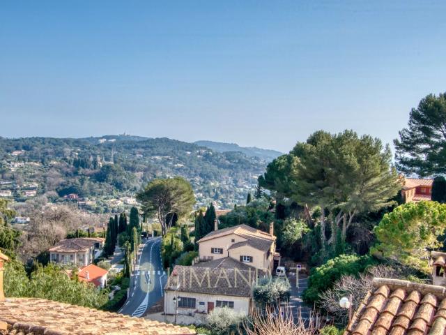 Exclusivité Appartement de charme au dernier étage avec vue dégagée et aperçu mer. dans le vieux village de Mougins