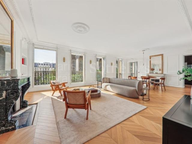 Exclusivité Appartement d'exception avec balcon et vue exceptionnelle sur l'Église de la Madeleine