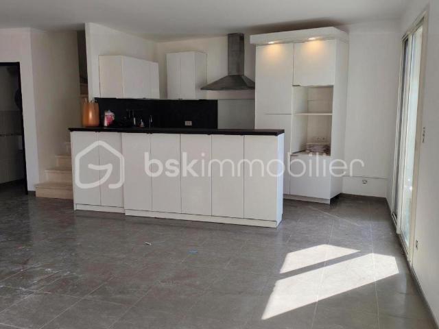 EXCLUSIVITE APPARTEMENT EN TRIPLEX ENTIEREMENT RENOVE – TERRASSES BOX ET PARKING
