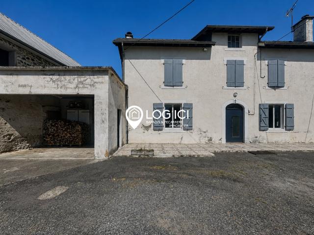EXCLUSIVITÉ Appartement meublé en rez de chaussée avec cour et garage ARRIEN