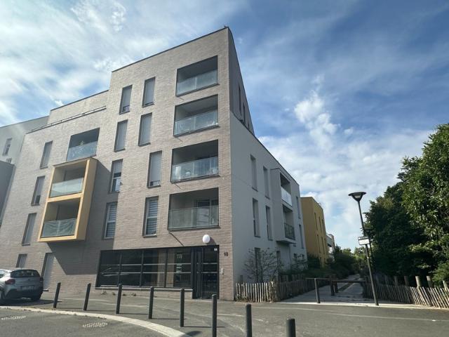EXCLUSIVITÉ – Appartement récent, balcon, parking et gare à pied: un 2 pièces prêt à vivre !