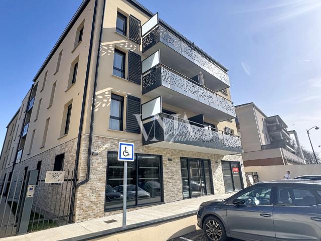 Exclusivité au coeur de JASSANS ! dernier local commercial avec forte visibilité