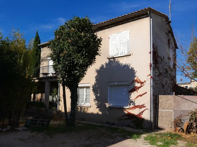EXCLUSIVITE AVIGNON LE PONTET MAISON COMPRENANT 3 APPARTEMENTS DONT UN DISPONIBLE DE 76 M2 TERRAIN DE 620 M2