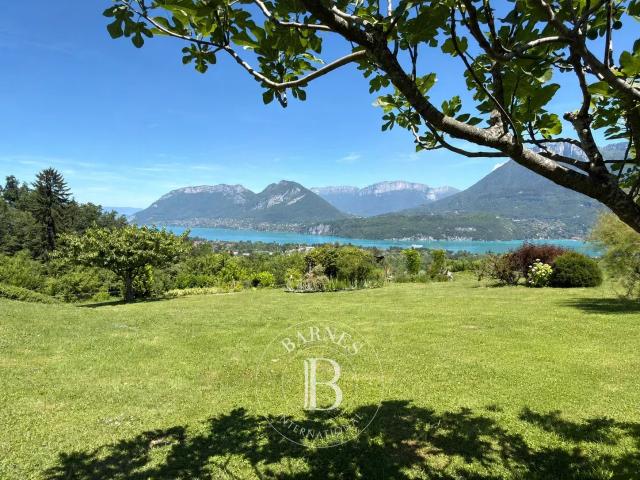 EXCLUSIVITÉ BARNES ANNECY | ECRIN NATUREL D’EXCEPTION ET INTIMITÉ RARE VILLA AVEC VUE PANORAMIQUE LAC ET MONTAGNE