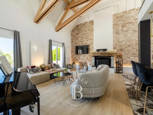 EXCLUSIVITÉ BARNES ANNECY | OFF MARKET VILLA FAMILIALE AVEC PISCINE – ÉLÉGANCE, LUMIÈRE & ART DE VIVRE ENTRE CAMPAGNE ET VILLE