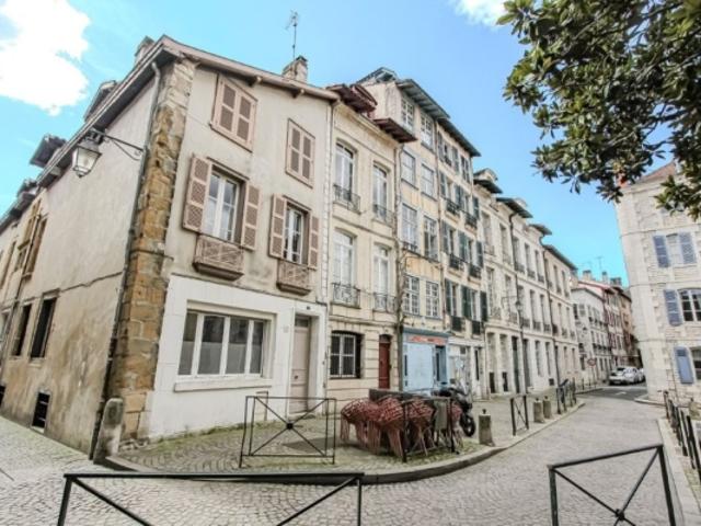 EXCLUSIVITE BAYONNE CATHEDRALE IMMEUBLE 3 APPARTEMENTS – 1 LOCAL COMMERCIAL