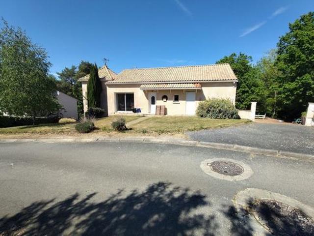 EXCLUSIVITÉ  Belle propriété familiale avec espace indépendant, terrasses et terrain de 1380 m² à Coursac