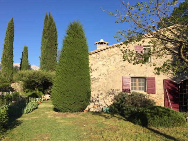EXCLUSIVITE / BERGERIE EN PIERRES RESTAUREE / 45HA DE TERRAI
